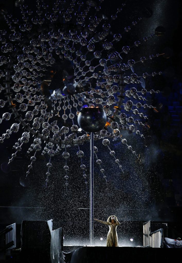 Rio de Janeiro, 2016. augusztus 21. A brazil Mariene de Castro énekel, miközben kialszik az olimpiai láng a XXXI. nyári olimpiai játékok záróünnepségén a Rio de Janeiró-i Maracana Stadionban 2016. augusztus 21-én. (MTI/EPA/Szergej Ilnyickij)