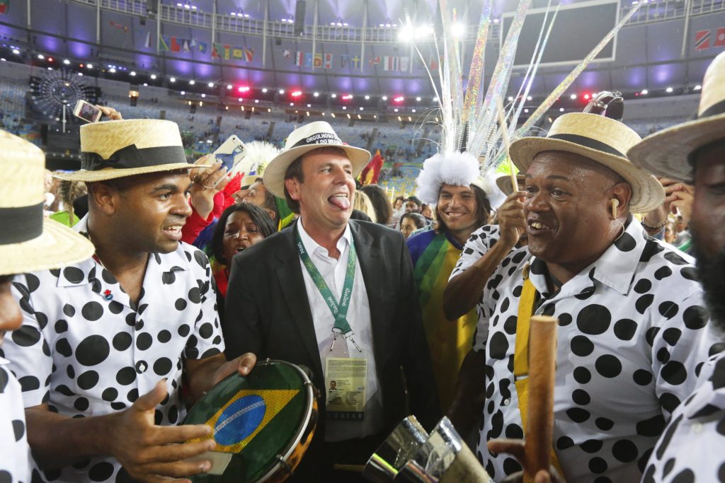 Rio de Janeiro, 2016. augusztus 22. Eduardo Paes riói polgármester (k) zenészek között a XXXI. nyári olimpiai játékok záróünnepségén a Rio de Janeiró-i Maracana Stadionban 2016. augusztus 21-én. (MTI/EPA/Szergej Ilnyickij)