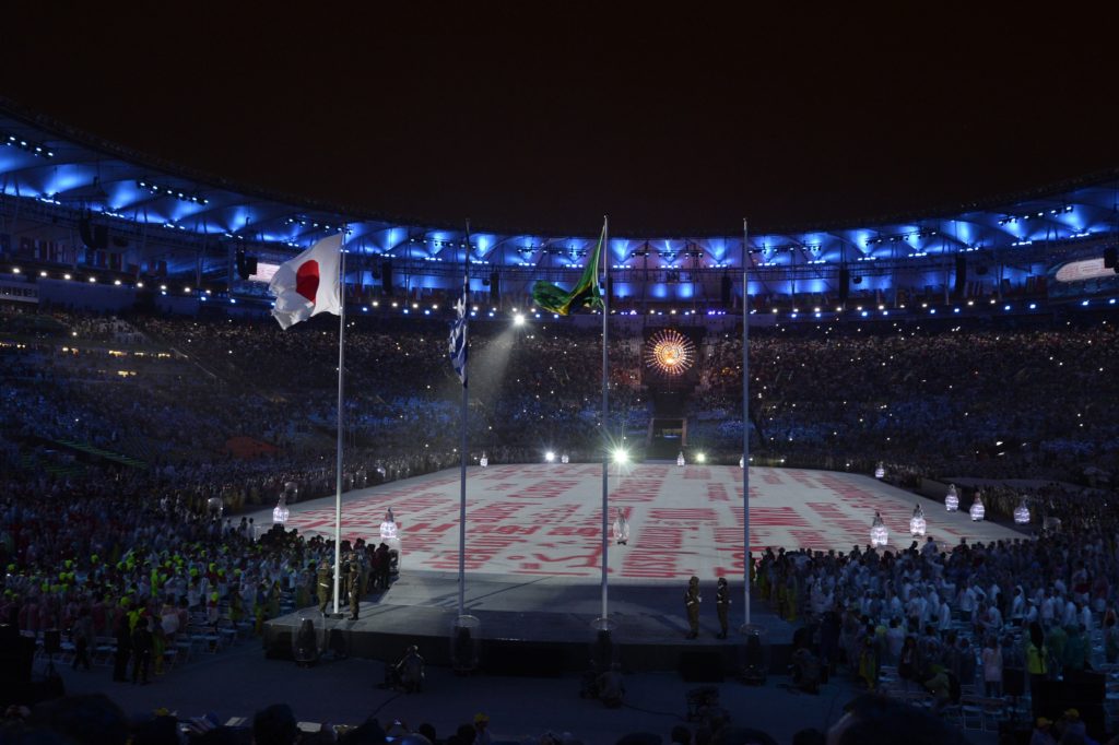 Rio de Janeiro, 2016. augusztus 22. Felhúzzák a japán zászlót a 2020-as nyári olimpiát rendezõ Tokió tiszteletére a XXXI. nyári olimpiai játékok záróünnepségén a Rio de Janeiró-i Maracana Stadionban 2016. augusztus 21-én. MTI Fotó: Kovács Tamás