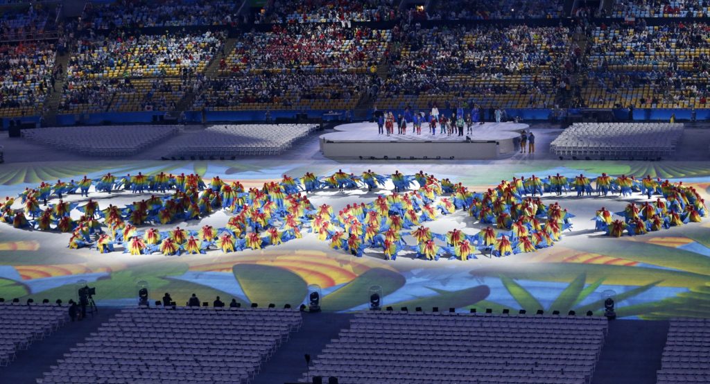 Rio de Janeiro, 2016. augusztus 22. Táncosok az olimpiai öt karikát formálják a XXXI. nyári olimpiai játékok záróünnepségén a Rio de Janeiró-i Maracana Stadionban 2016. augusztus 21-én. (MTI/EPA/Michael Reynolds)