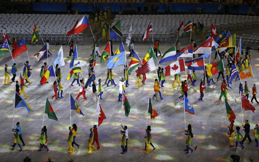 Rio de Janeiro, 2016. augusztus 22. A XXXI. nyári olimpiai játékokon részt vett országok zászlóival vonulnak zászlóvivõk a záróünnepségre a Rio de Janeiró-i Maracana Stadionban 2016. augusztus 21-én. (MTI/EPA/Michael Reynolds)