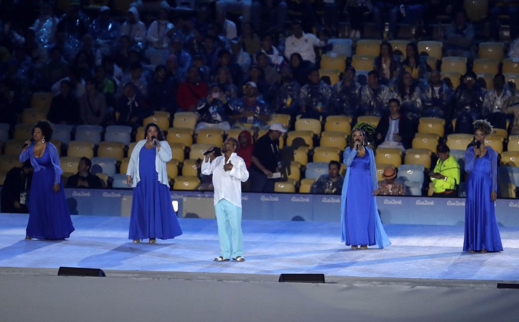 Rio de Janeiro, 2016. augusztus 22. Martinho da Vila brazil énekes (k) a XXXI. nyári olimpiai játékok záróünnepsége kezdetén a Rio de Janeiró-i Maracana Stadionban 2016. augusztus 21-én. (MTI/AP/Natacha Pisarenko)