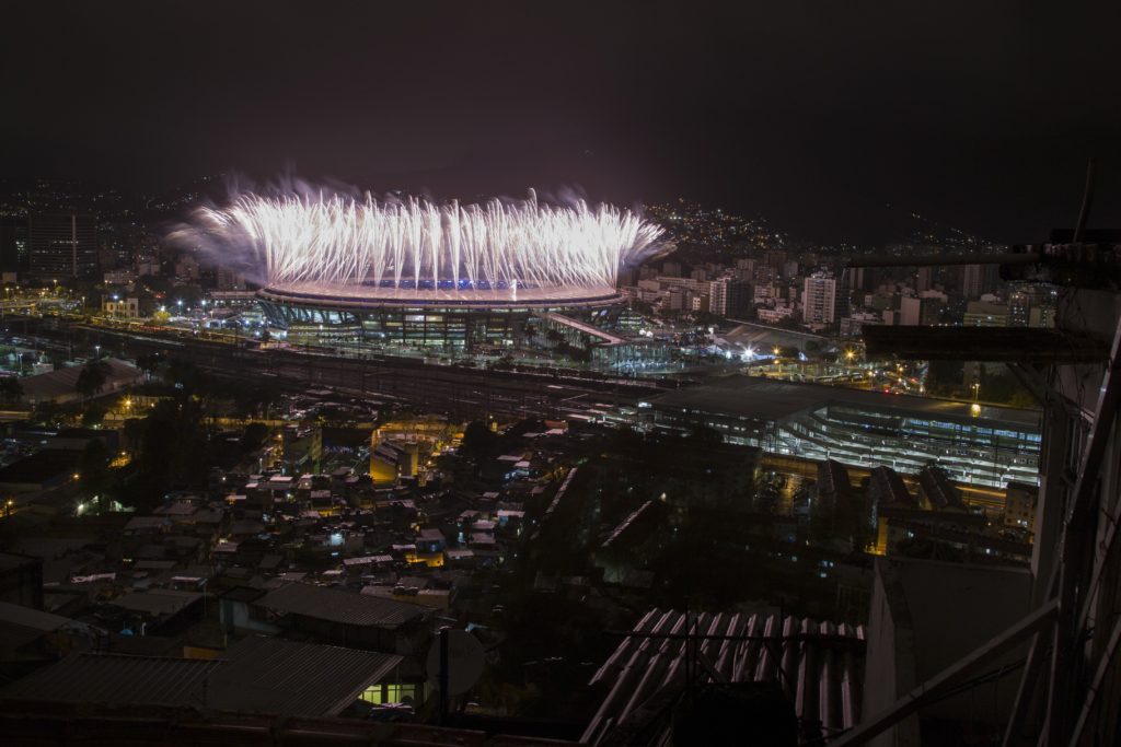 Rio de Janeiro, 2016. augusztus 22. Tûzijáték a Rio de Janeiró-i Maracana Stadionban a XXXI. nyári olimpiai játékok záróünnepségén a Mangueira nyomornegyedbõl fényképezve 2016. augusztus 21-én. (MTI/AP/Felipe Dana)