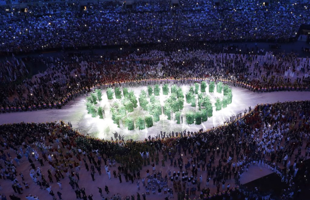 Rio de Janeiro, 2016. augusztus 6. Az olimpiai ötkarika a XXXI. nyári olimpiai játékok megnyitóünnepségén a Rio de Janeiró-i Maracana Stadionban 2016. augusztus 5-én. (MTI/AP/Tim Donnelly)
