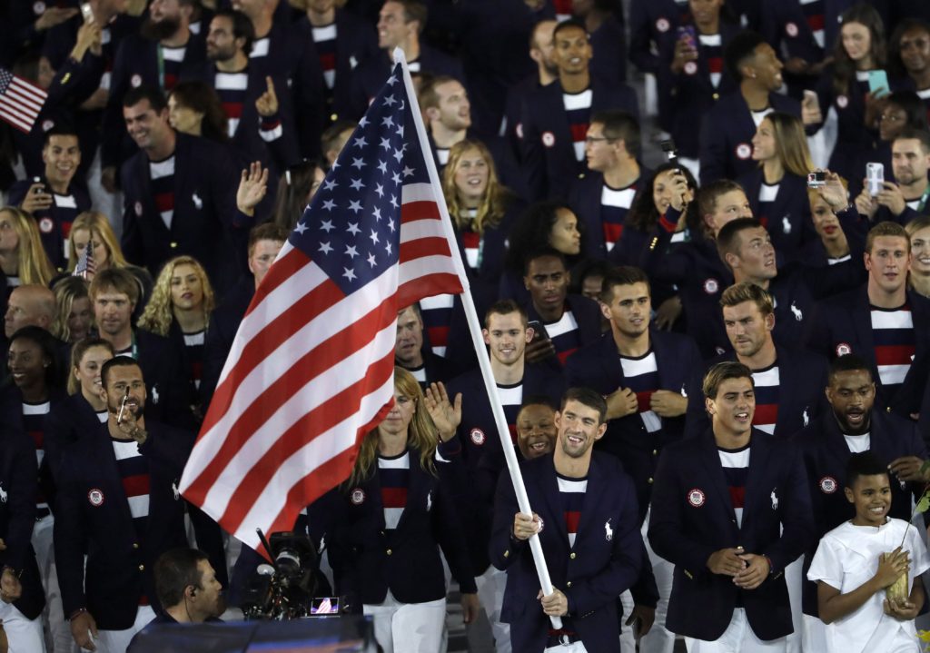 Rio de Janeiro, 2016. augusztus 6. Michael Phelps tizennyolcszoros olimpiai bajnok amerikai úszó viszi csapata zászlaját a bevonulás közben a XXXI. nyári olimpiai játékok megnyitóünnepségén a Rio de Janeiró-i Maracana Stadionban 2016. augusztus 5-én. (MTI/AP/ Matt Slocum)