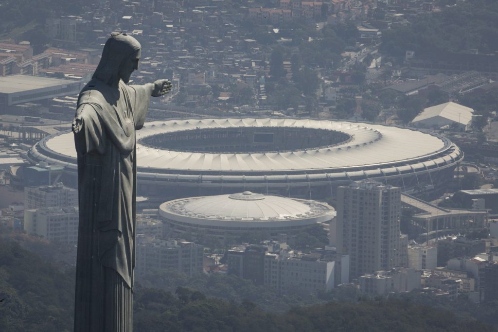 A Megváltó Krisztus szobra a Maracana Stadionnal a háttérben Rio de Janeiróban (MTI/AP/Felipe Dana)