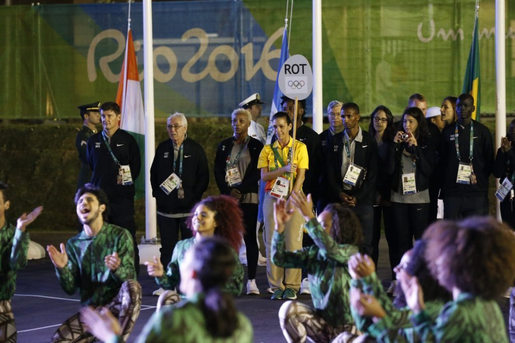 Rio de Janeiro, 2016. augusztus 4. A menekültek olimpiai csapatának (ROT) tagjait táncosok köszöntik a fogadási ünnepségükön a Rio de Janeiró-i olimpiai faluban 2016. augusztus 3-án, két nappal a riói nyári játékok kezdete elõtt. A világon mintegy 21 millió ember kényszerült a hazáját elhagyni válságok miatt, a Nemzetközi Olimpiai Bizottság az õ képviseletükre és a helyzetük tudatosításának céljával hozta létre a menekültek tízfõs nemzetközi csapatát. (MTI/EPA/Tánya Zenkovics)