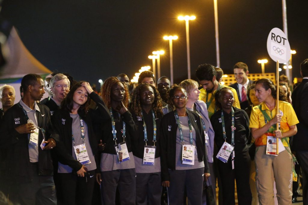 Rio de Janeiro, 2016. augusztus 4. A menekültek olimpiai csapatának (ROT) tagjai a fogadási ünnepségükön a Rio de Janeiró-i olimpiai faluban 2016. augusztus 3-án, két nappal a riói nyári játékok kezdete elõtt. A világon mintegy 21 millió ember kényszerült a hazáját elhagyni válságok miatt, a Nemzetközi Olimpiai Bizottság az õ képviseletükre és a helyzetük tudatosításának céljával hozta létre a menekültek tízfõs nemzetközi csapatát. (MTI/EPA/Tánya Zenkovics)