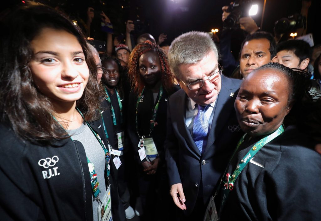 Rio de Janeiro, 2016. augusztus 4. Thomas Bach, a Nemzetközi Olimpiai Bizottság elnöke (k) Juszra Mardini szíriai úszóval (b) és Tegla Loroupe-pal, a menekültek olimpiai csapatának kenyai vezetõjével beszélget a csapat fogadási ünnepségén a Rio de Janeiró-i olimpiai faluban 2016. augusztus 3-án, két nappal a riói nyári játékok kezdete elõtt. A világon mintegy 21 millió ember kényszerült a hazáját elhagyni válságok miatt, a Nemzetközi Olimpiai Bizottság az õ képviseletükre és a helyzetük tudatosításának céljával hozta létre a menekültek tízfõs nemzetközi csapatát. (MTI/EPA/Michael Kappeler)