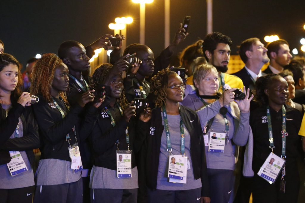 Rio de Janeiro, 2016. augusztus 4. A menekültek olimpiai csapatának tagjai a fogadási ünnepségükön a Rio de Janeiró-i olimpiai faluban 2016. augusztus 3-án, két nappal a riói nyári játékok kezdete elõtt. A világon mintegy 21 millió ember kényszerült a hazáját elhagyni válságok miatt, a Nemzetközi Olimpiai Bizottság az õ képviseletükre és a helyzetük tudatosításának céljával hozta létre a menekültek tízfõs nemzetközi csapatát. (MTI/EPA/Tánya Zenkovics)