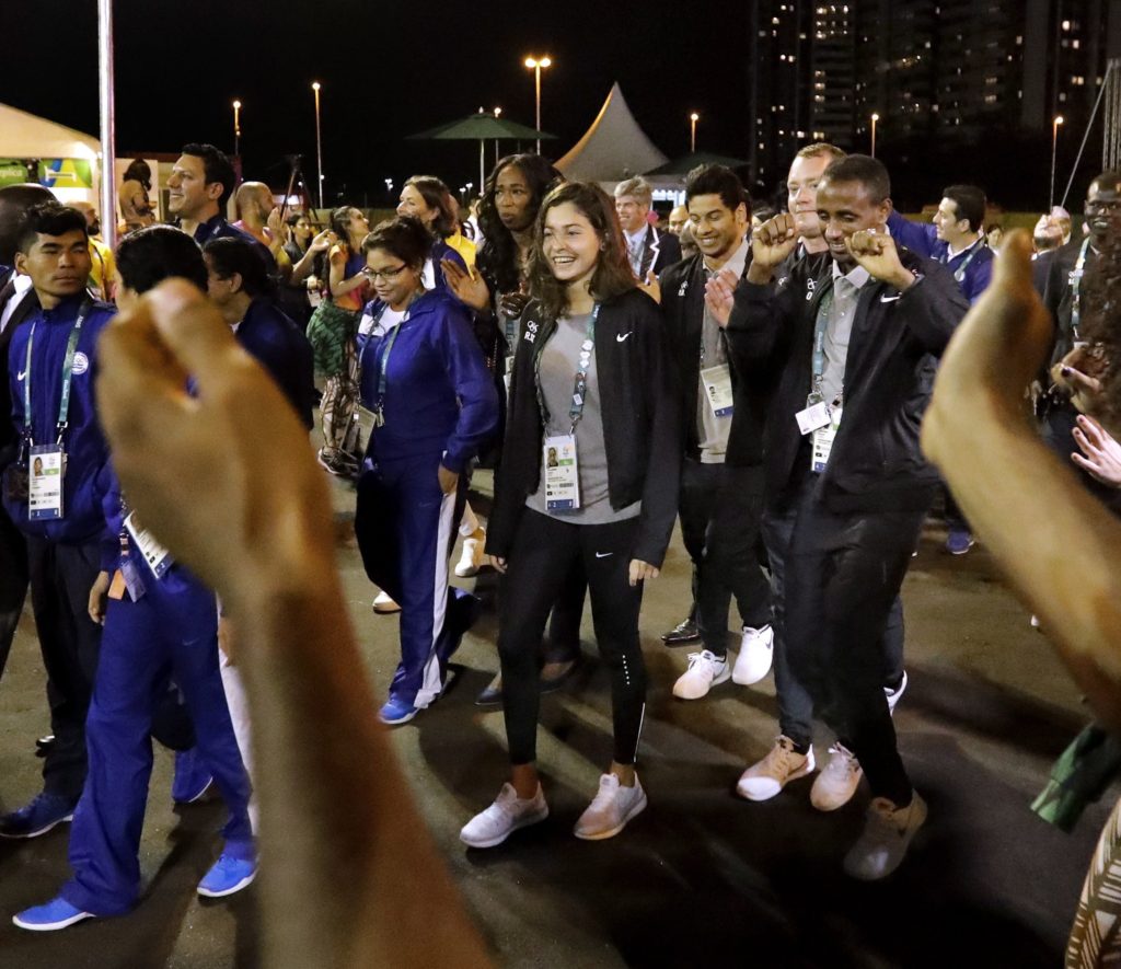 Rio de Janeiro, 2016. augusztus 4. A menekültek olimpiai csapatának (ROT) tagjai visszamennek szállásukra a fogadási ünnepségük végén a Rio de Janeiró-i olimpiai faluban 2016. augusztus 3-án, két nappal a riói nyári játékok kezdete elõtt. A világon mintegy 21 millió ember kényszerült a hazáját elhagyni válságok miatt, a Nemzetközi Olimpiai Bizottság az õ képviseletükre és a helyzetük tudatosításának céljával hozta létre a menekültek tízfõs nemzetközi csapatát. (MTI/AP/Charlie Riedel)