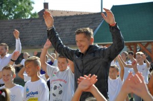 Válogatott futballista, Vincze Ottó a győrzámolyi gyerekek között Fotó: Borsos Tibor