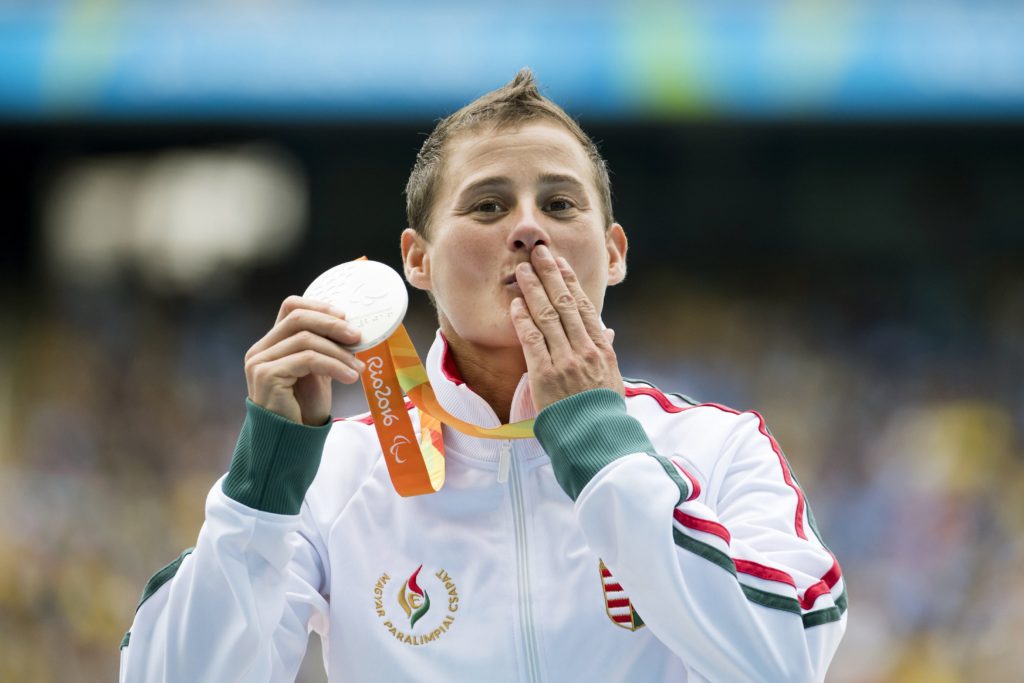 Rio de Janeiro, 2016. szeptember 16. Az ezüstérmes Biacsi Ilona a riói paralimpia 1500 méteres futás versenyszám T20 kategória döntõje eredményhirdetésén az Olimpiai Stadionban 2016. szeptember 16-án. MTI Fotó: Koszticsák Szilárd