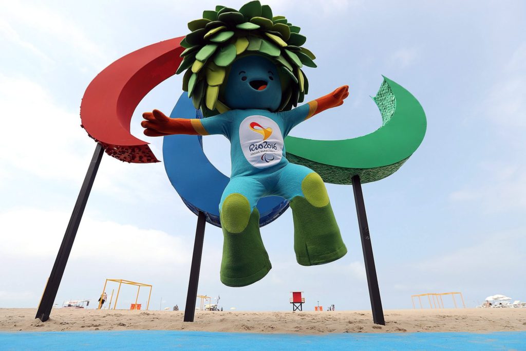 Rio de Janeiro, 2016. szeptember 2. Tom, a 2016-os Rio de Janeiró-i paralimpiai játékok hivatalos kabalafigurája a paralimpia szobrának leleplezésén 2016. szeptember 2-án. (MTI/EPA/Antonio Lacerda)