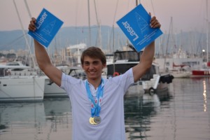 A 18 éves vitorlázó, Vadnai Jonatán két világbajnoki cím után Eb-aranyat nyert Forrás: hunsail.hu