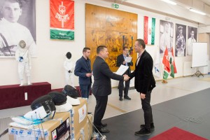 A törökbálintiak képviseletében az olimpiai ezüstérmes kardozó, Nemcsik Zsolt vette át az oklevelet