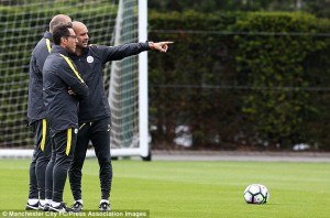 Pep Guardiola (jobbra) az akadémisták edzésén Fotó: dailymail.co.uk