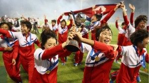 Az U20-as csapat ünneplése a világbajnoki trófeával Fotó: FIFA