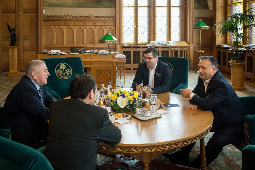 Budapest, 2017. február 21. A Miniszterelnöki Sajtóiroda által közreadott képen Orbán Viktor miniszterelnök (j), Cornel Marculescu, a Nemzetközi Úszó Szövetség (FINA) ügyvezetõ igazgatója (b), Gyárfás Tamás, a FINA alelnöke (b2) és Seszták Miklós nemzeti fejlesztési miniszter (b3) megbeszélést folytat az Országházban 2017. február 21-én. MTI Fotó: Miniszterelnöki Sajtóiroda / Botár Gergely