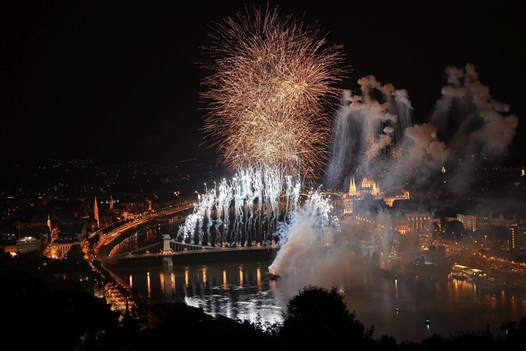 Budapest, 2017. július 14.
Tûzijáték a 17. vizes világbajnokság megnyitóján a Lánchíd pesti hídfõjénél 2017. július 14-én.
MTI Fotó: Czeglédi Zsolt